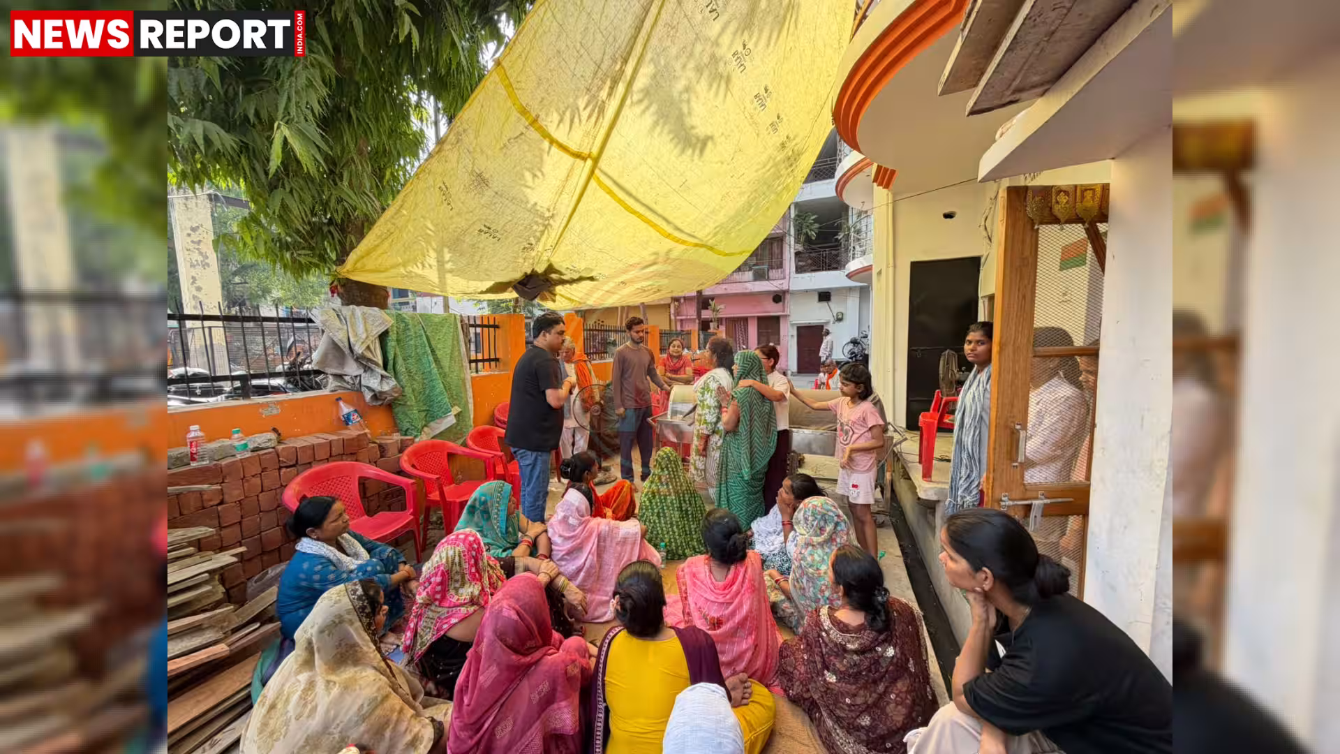 सतेंद्र बारी स्वर्गीय गीरीवर प्रसाद चौहान के परिजनों से मुलाकात कर रहे हैं।