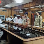 लखनऊ में आयोग की सुनवाई के दौरान सतेन्द्र बारी अधिकारियों से बातचीत करते हुए