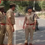बड़े भाई द्वारा छोटे भाई की कैंची से हत्या के बाद मौके पर पहुंची पुलिस