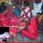 एक युवक का शव पेड़ से लटका हुआ, पुलिस और ग्रामीण आसपास खड़े हैं