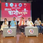 भाजपा सांसद मनोज तिवारी वाराणसी में कला कुंभ कार्यक्रम के दौरान बयान देते हुए