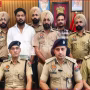 पुलिस गिरफ्तार आरोपियों और बरामद एटीएम के हिस्सों व नकदी के साथ