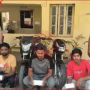 पुलिस द्वारा गिरफ्तार किए गए तीन युवक और उनके पास से बरामद की गई लूटी हुई बाइक व मोबाइल फोन।