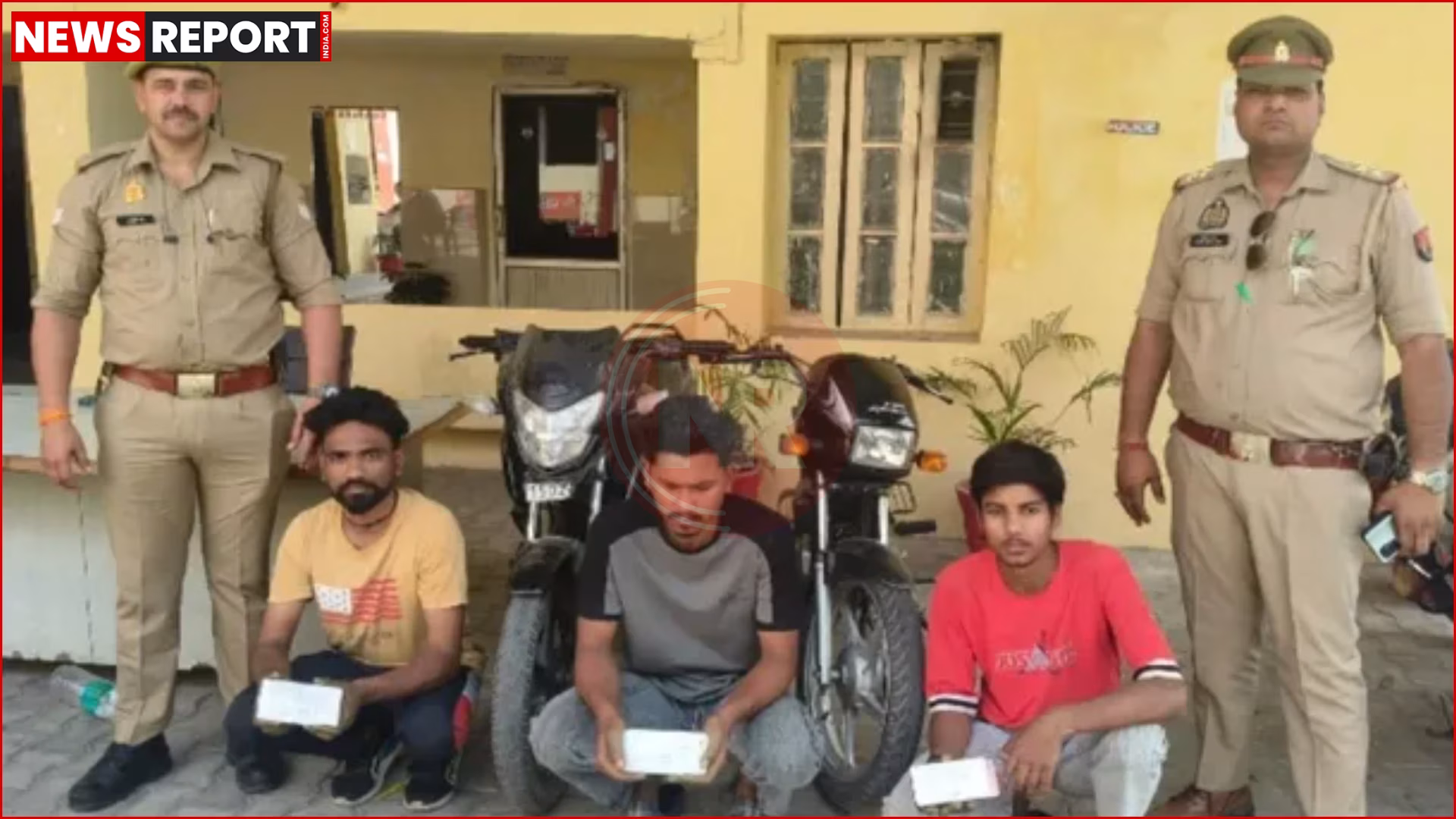 पुलिस द्वारा गिरफ्तार किए गए तीन युवक और उनके पास से बरामद की गई लूटी हुई बाइक व मोबाइल फोन।