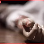 मेरठ के गंगा एन्क्लेव में हादसे के बाद गिरी हुई दीवार और मौके पर जुटे लोग