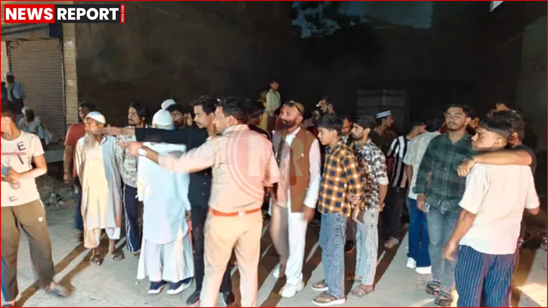 मेरठ लिसाड़ी गेट में हिंसा के बाद पुलिस की जांच का दृश्य