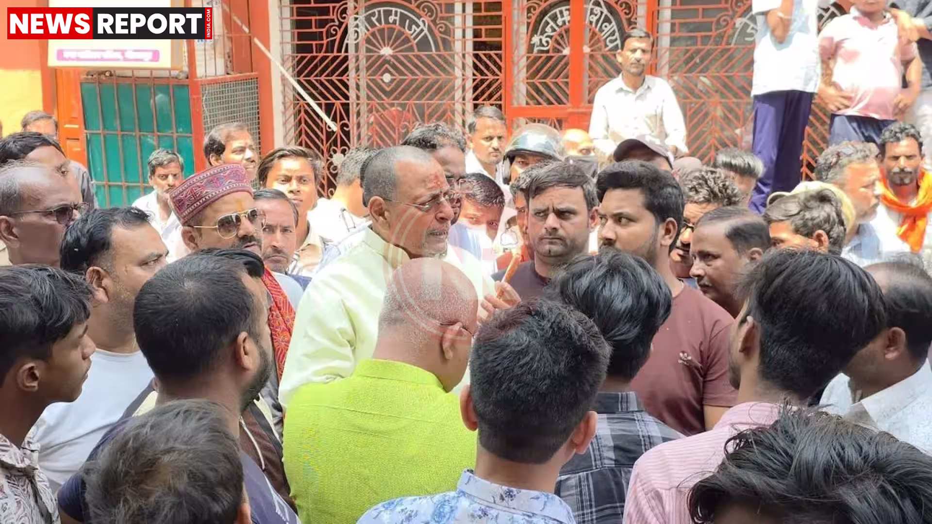 विधायक रत्नाकर मिश्रा हर घर नल योजना के निरीक्षण में अधिकारियों को चेतावनी देते हुए।