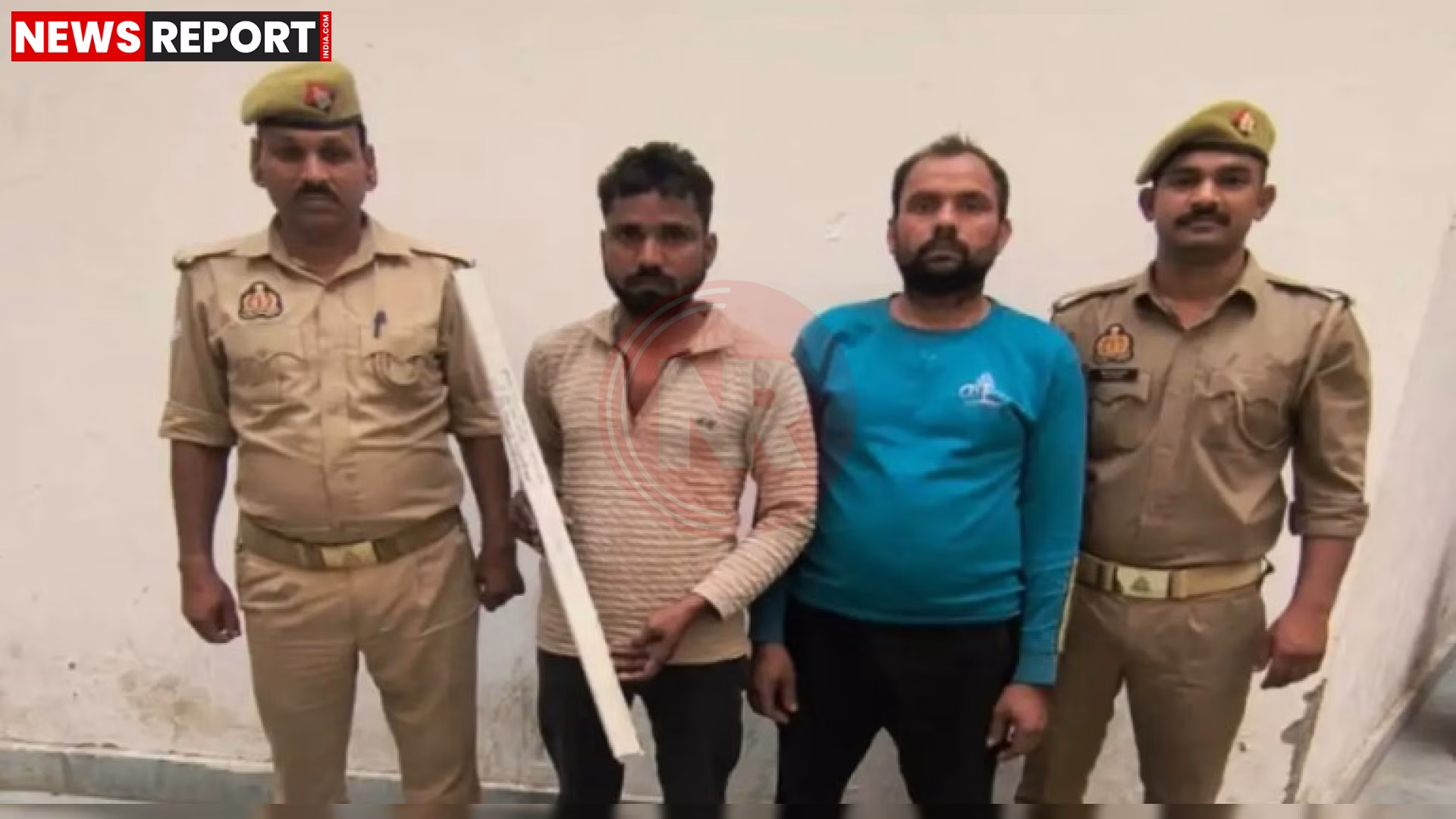 मीरजापुर में विवाहिता की संदिग्ध मौत की जांच करती पुलिस टीम।