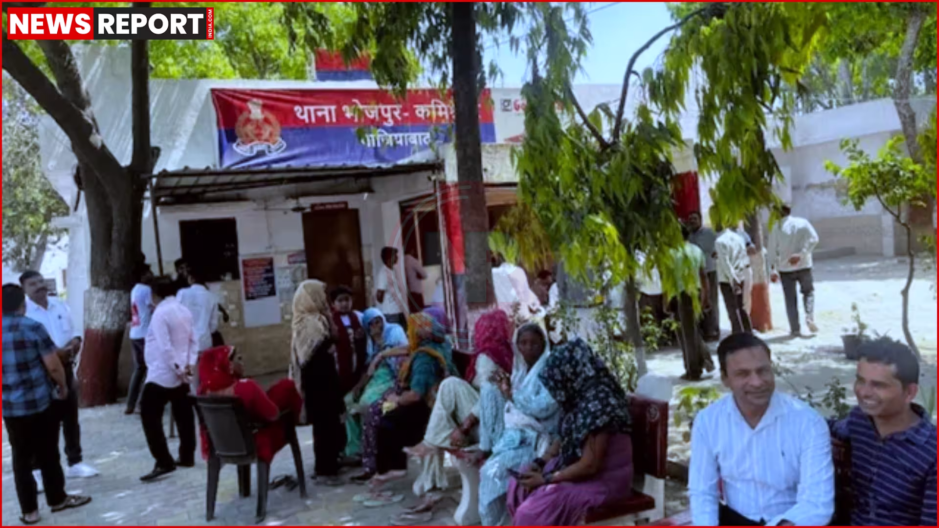 गाजियाबाद के मोदीनगर में पुलिस थाने के बाहर आंबेडकर जयंती यात्रा विवाद को लेकर प्रदर्शन करते ग्रामीण