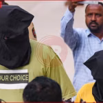 नासिक में पुलिस हिरासत में आरोपी, पृष्ठभूमि में कोर्ट भवन