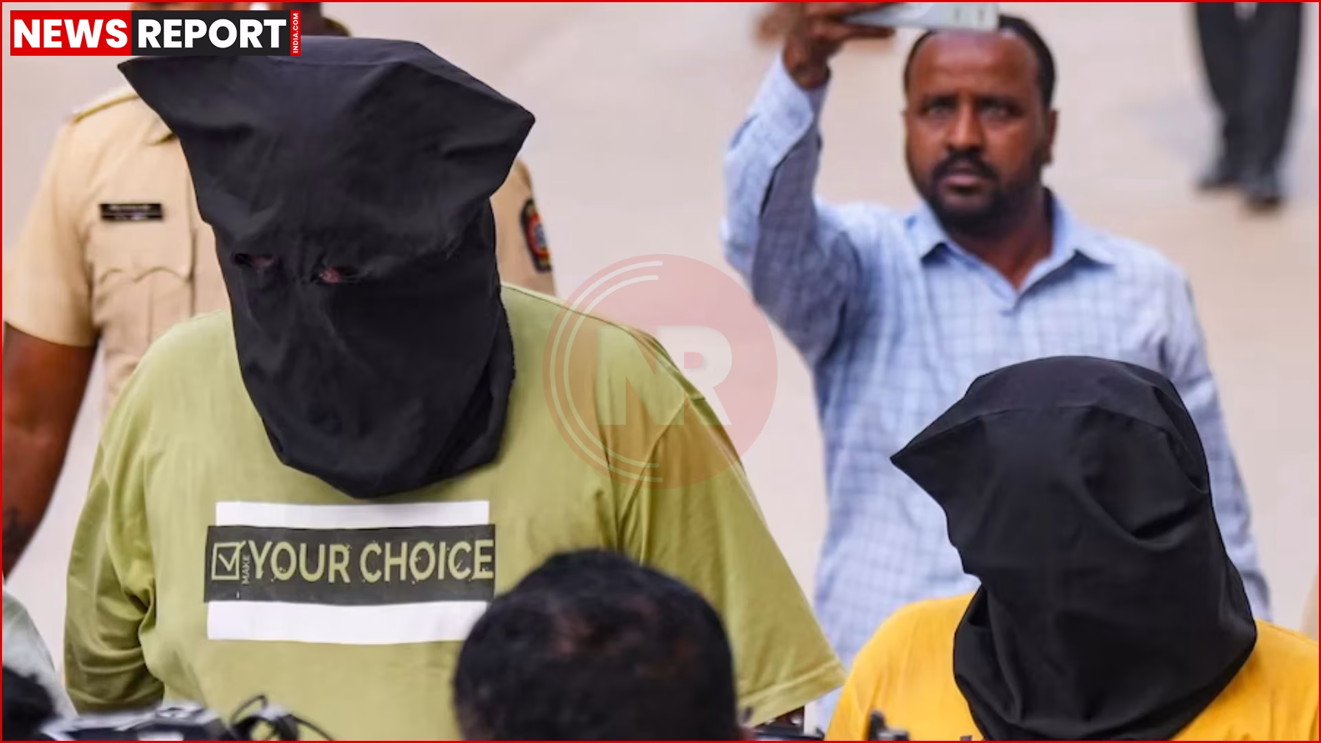 नासिक में पुलिस हिरासत में आरोपी, पृष्ठभूमि में कोर्ट भवन