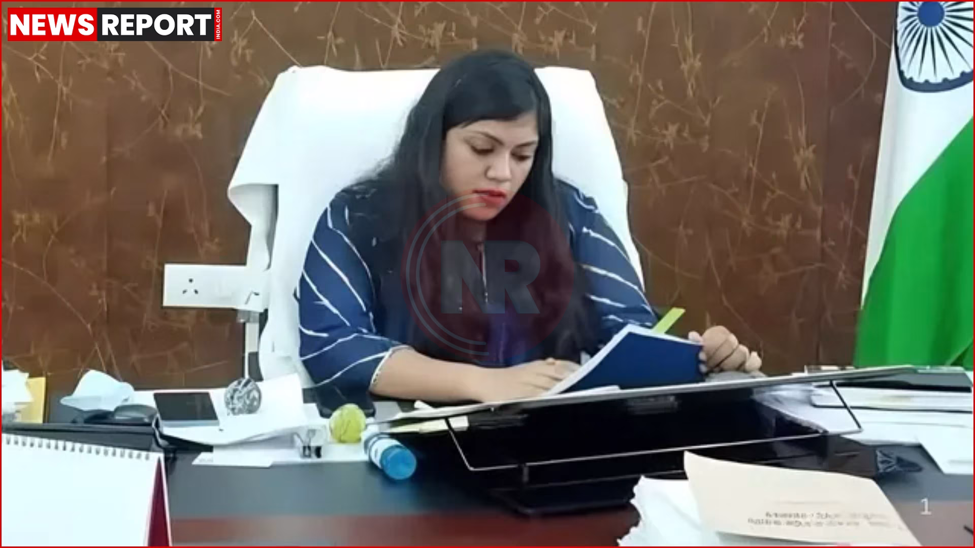 नोएडा में हिंसक प्रदर्शन करते हुए मजदूर, सड़क पर पथराव और तोड़फोड़