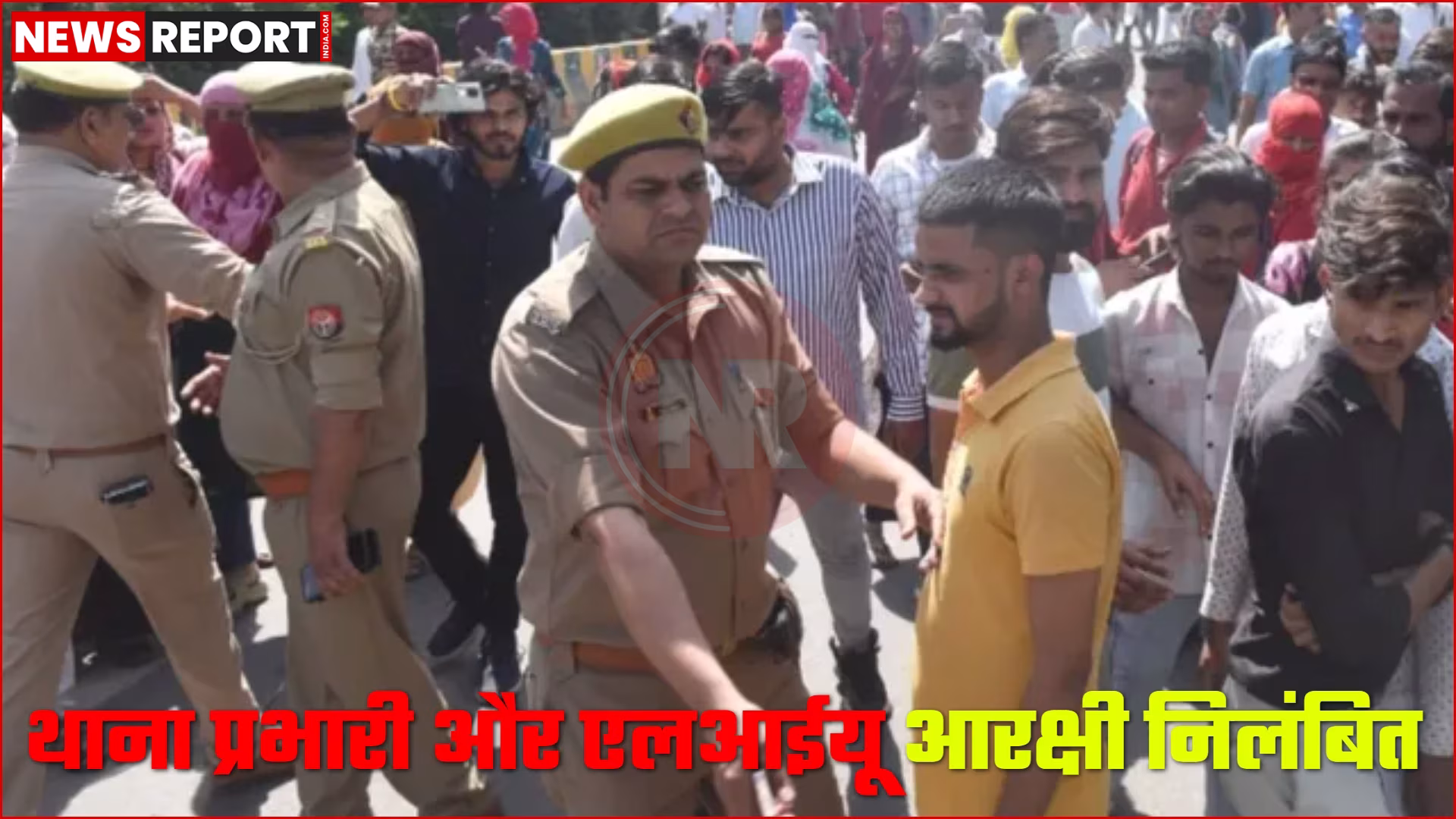 नोएडा पुलिस आयुक्त लक्ष्मी सिंह पुलिस अधिकारियों के साथ बैठक में