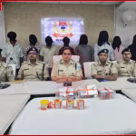 गिरफ्तार आरोपियों और बरामद हथियारों के साथ पुलिस टीम की तस्वीर