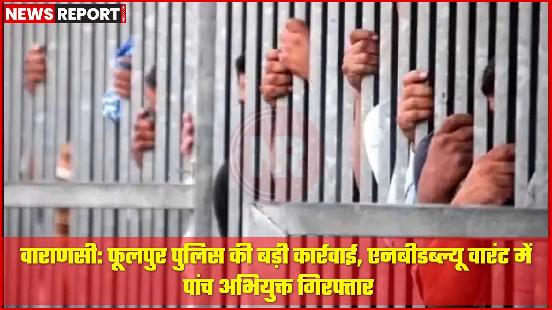 फूलपुर पुलिस गिरफ्तार किए गए अभियुक्तों को ले जाते हुए