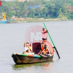 प्रधानमंत्री नरेंद्र मोदी हुगली नदी में नौका विहार करते हुए