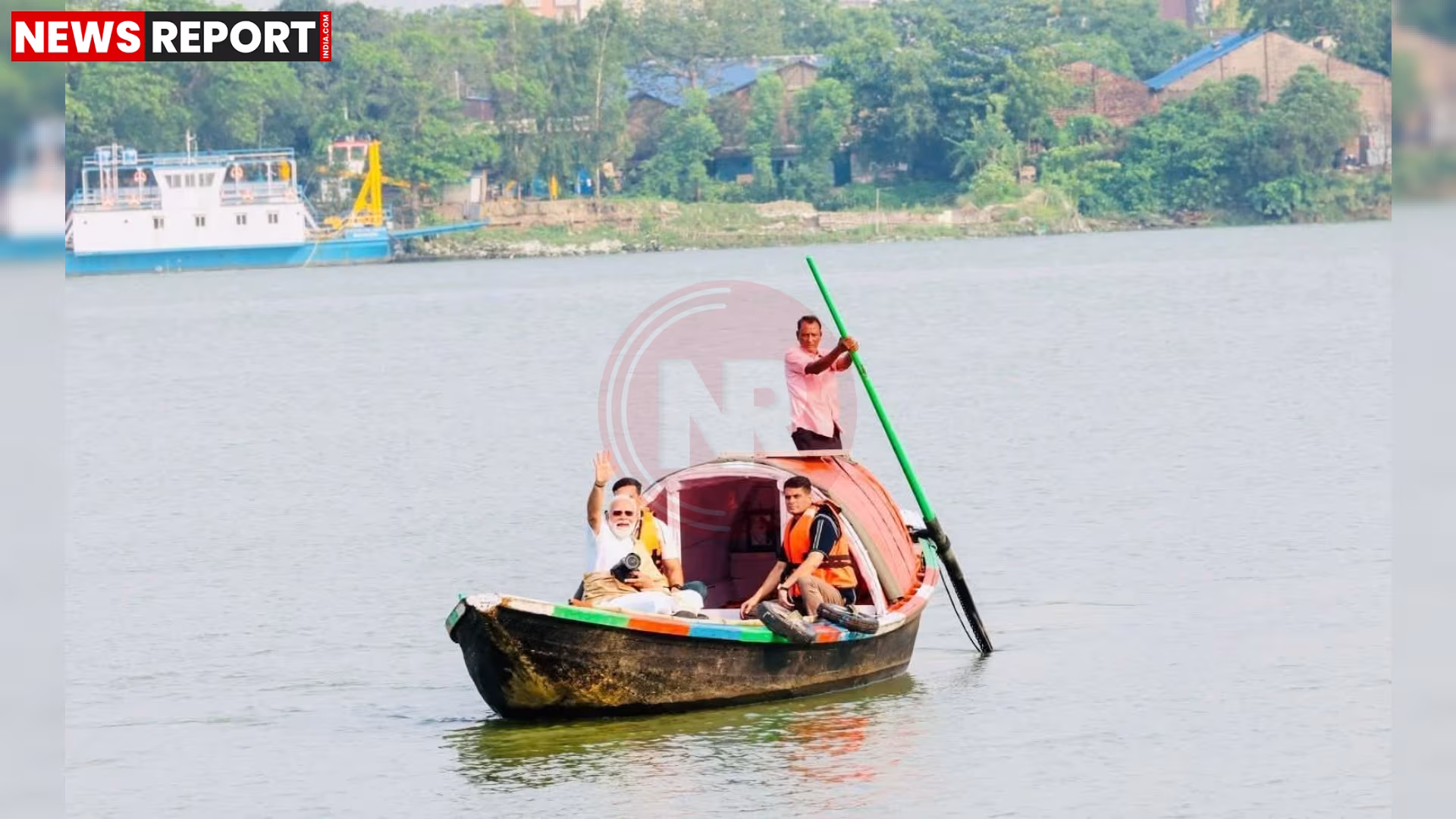 प्रधानमंत्री नरेंद्र मोदी हुगली नदी में नौका विहार करते हुए