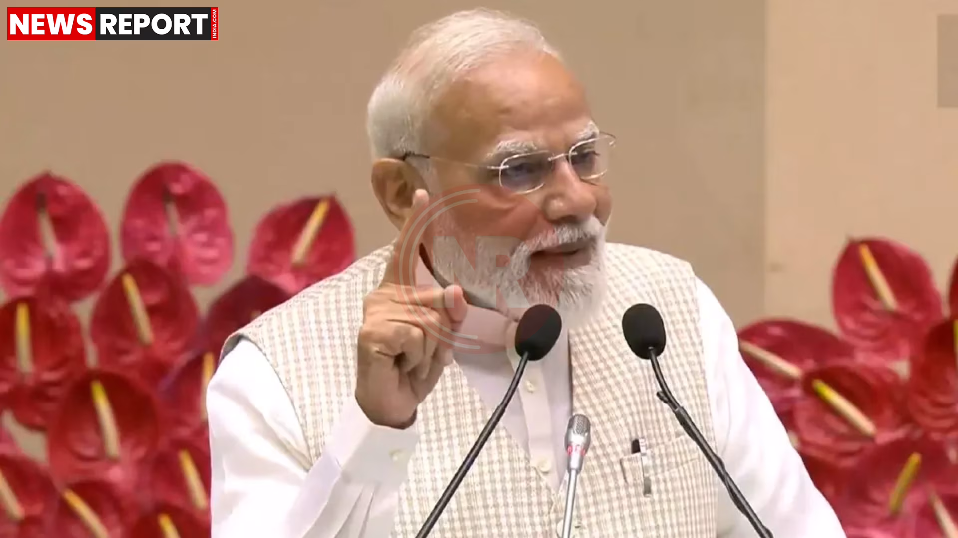 प्रधानमंत्री नरेंद्र मोदी नई दिल्ली में नारी शक्ति वंदन सम्मेलन को संबोधित करते हुए