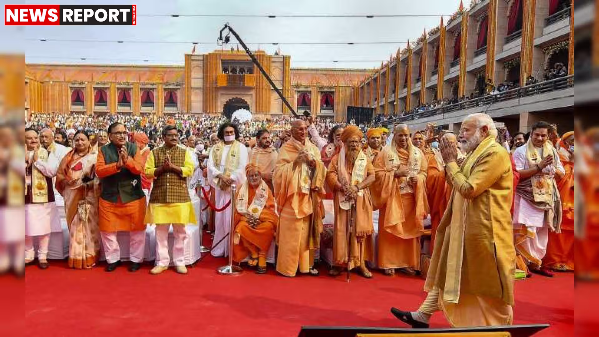 प्रधानमंत्री नरेंद्र मोदी वाराणसी में विकास परियोजनाओं का उद्घाटन करते हुए