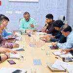 पीएम मोदी के वाराणसी दौरे से पहले शहर की सफाई करते कर्मचारी