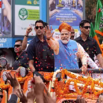 प्रधानमंत्री नरेंद्र मोदी वाराणसी में रोड शो और महिला संवाद करते हुए