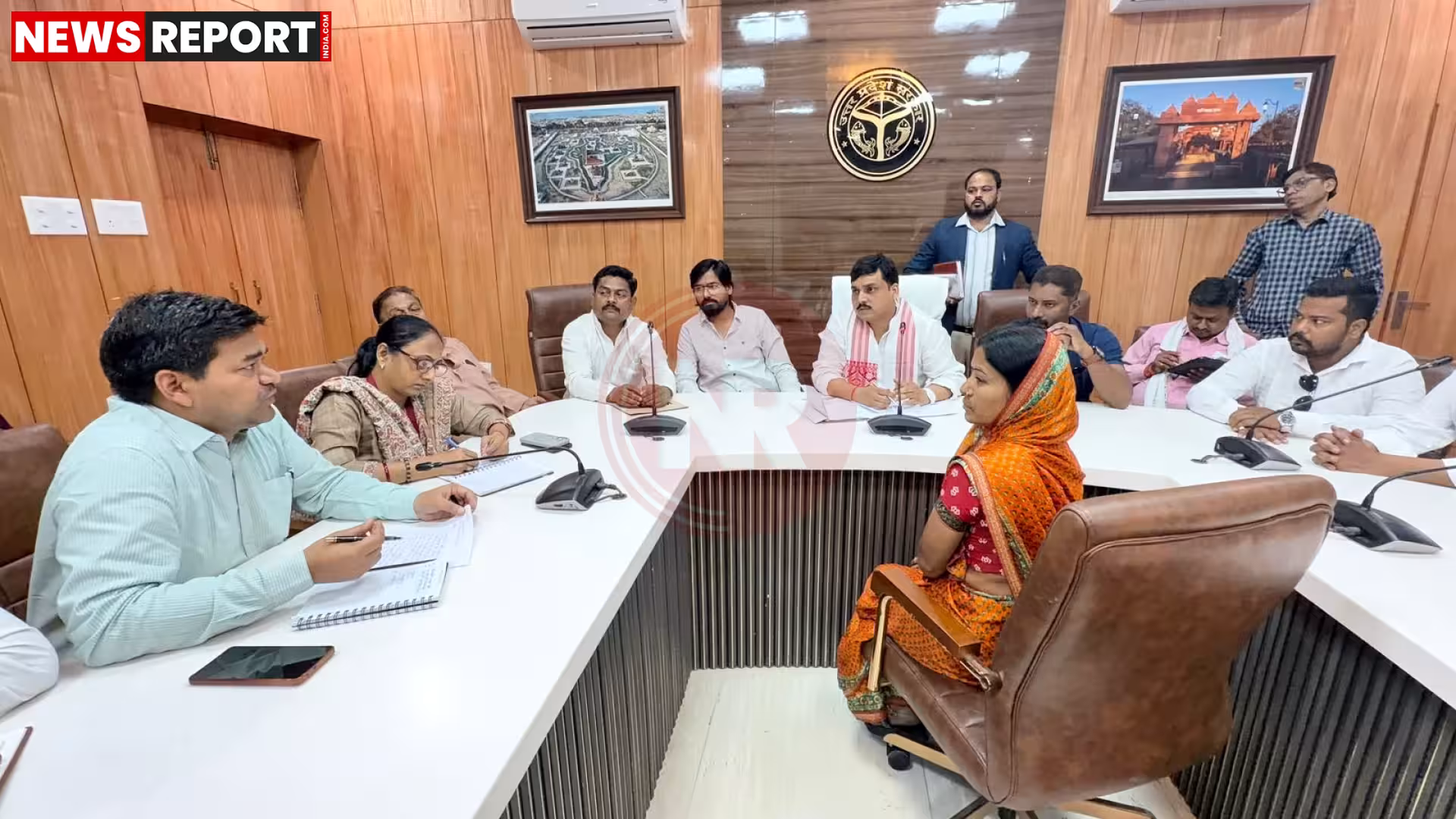 प्रयागराज सर्किट हाउस में जनसुनवाई कार्यक्रम में सत्येंद्र बारी महिला की समस्या सुनते हुए