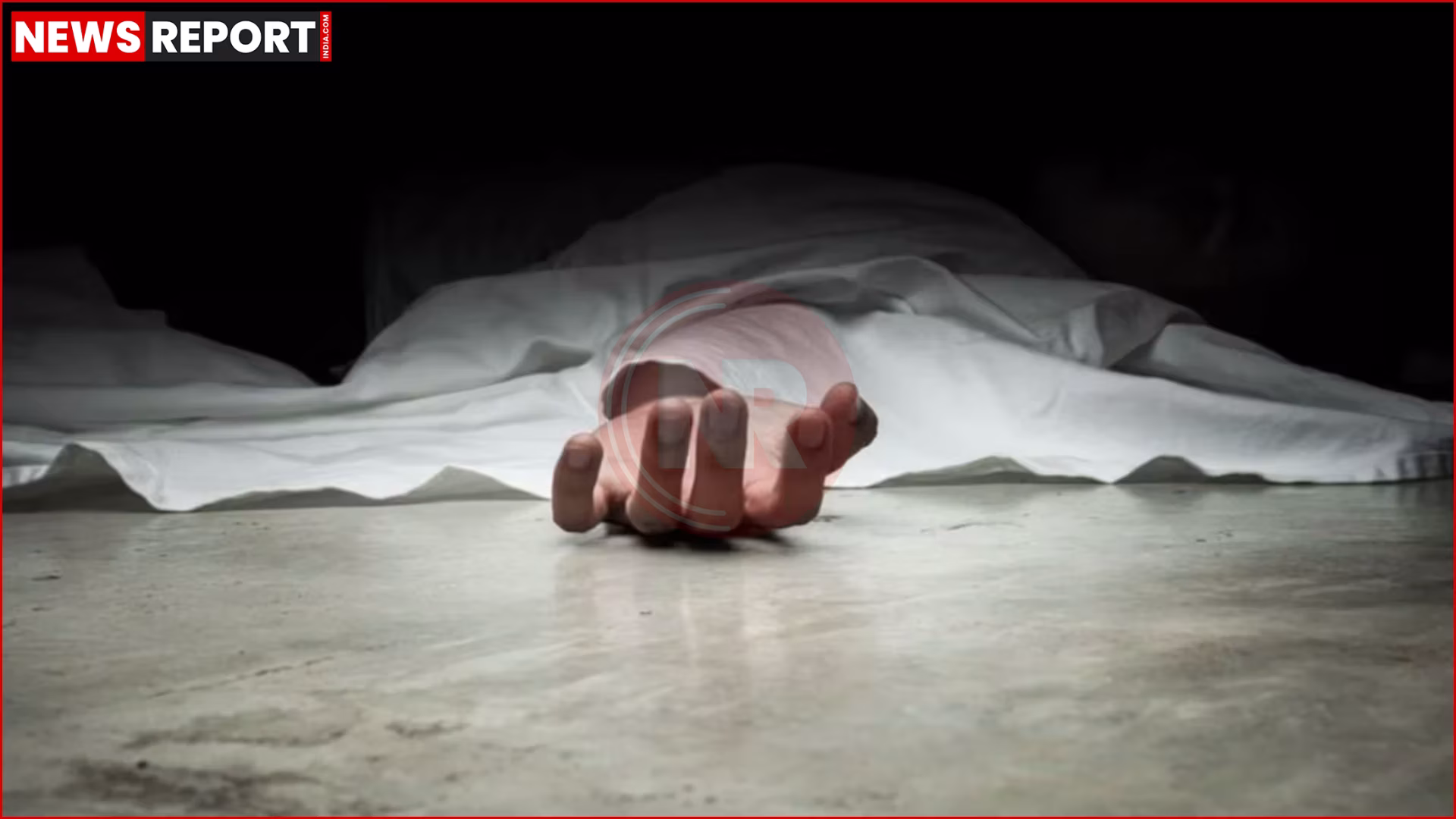 रेलवे ट्रैक के पास पड़े एक व्यक्ति के शव को घेरकर खड़ी पुलिस और ग्रामीण, जांच करते हुए।