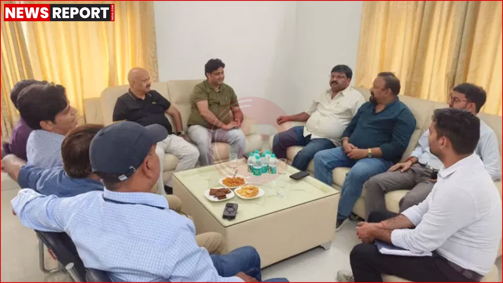 प्रयागराज के नैनी औद्योगिक क्षेत्र में बिजली समस्या पर चर्चा करते उद्यमी और बिजली अधिकारी