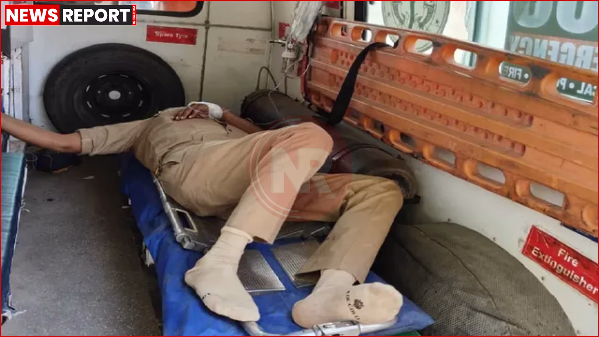 पुलिस वर्दी में श्रद्धांजलि अर्पित करते हुए या शोक संतप्त चेहरा