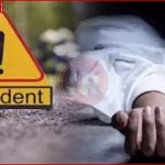 रायबरेली में डंपर द्वारा कुचली गई बाइक और सड़क पर जमा भीड़