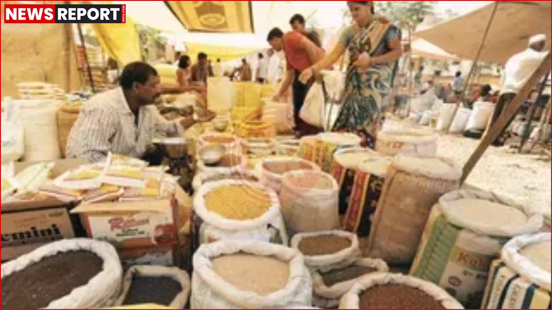 रायबरेली में रसोई में रखे खाद्य तेल, दाल और आटे के पैकेट, बगल में बढ़ी कीमतों का बिल