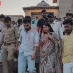 क्रिकेटर रिंकू सिंह और मंगेतर प्रिया सरोज काशी विश्वनाथ मंदिर में पूजा करते हुए