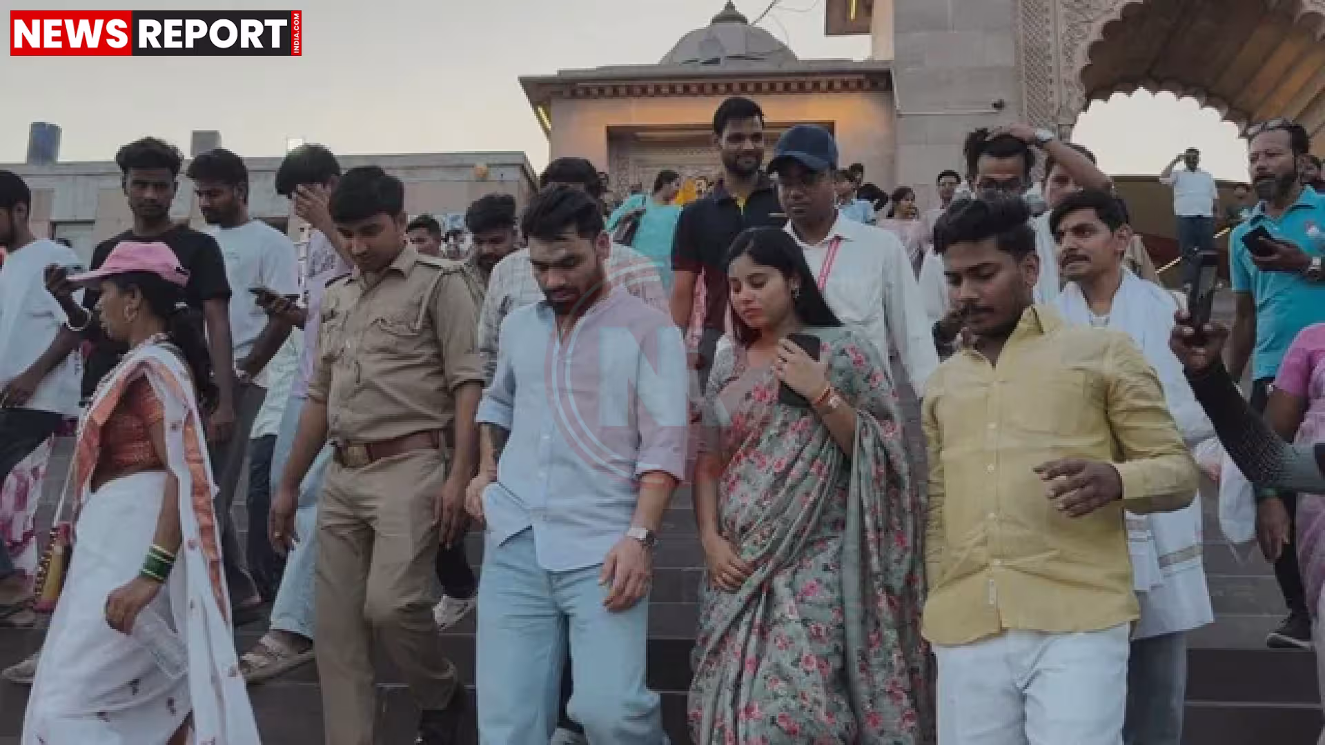 क्रिकेटर रिंकू सिंह और मंगेतर प्रिया सरोज काशी विश्वनाथ मंदिर में पूजा करते हुए