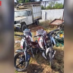 दुर्घटनाग्रस्त मोटरसाइकिलें और मौके पर भीड़