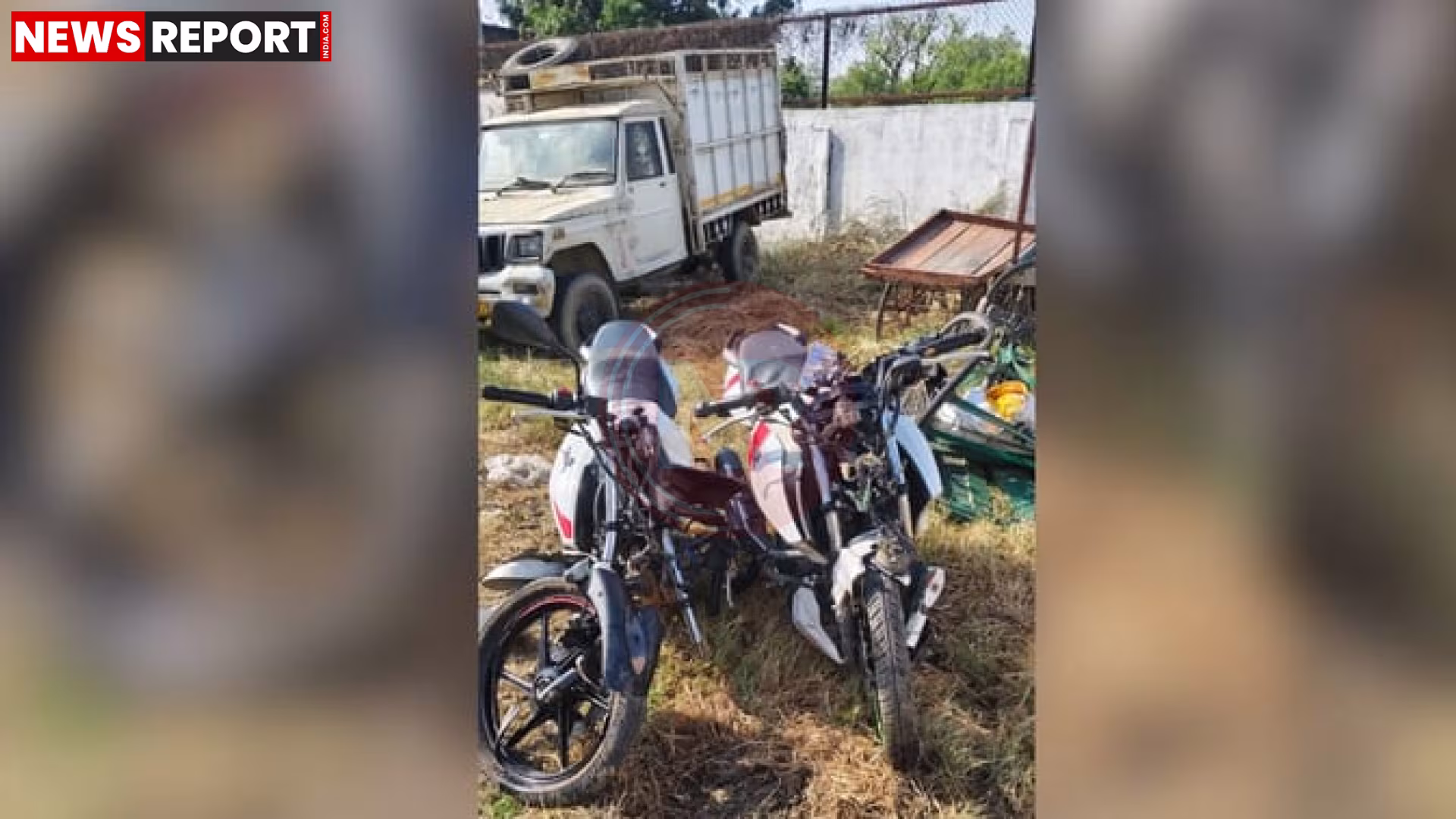 दुर्घटनाग्रस्त मोटरसाइकिलें और मौके पर भीड़