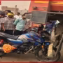 एनएच-19 पर दुर्घटनाग्रस्त बाइक और ट्रक के पास जमा भीड़, पुलिस मौजूद