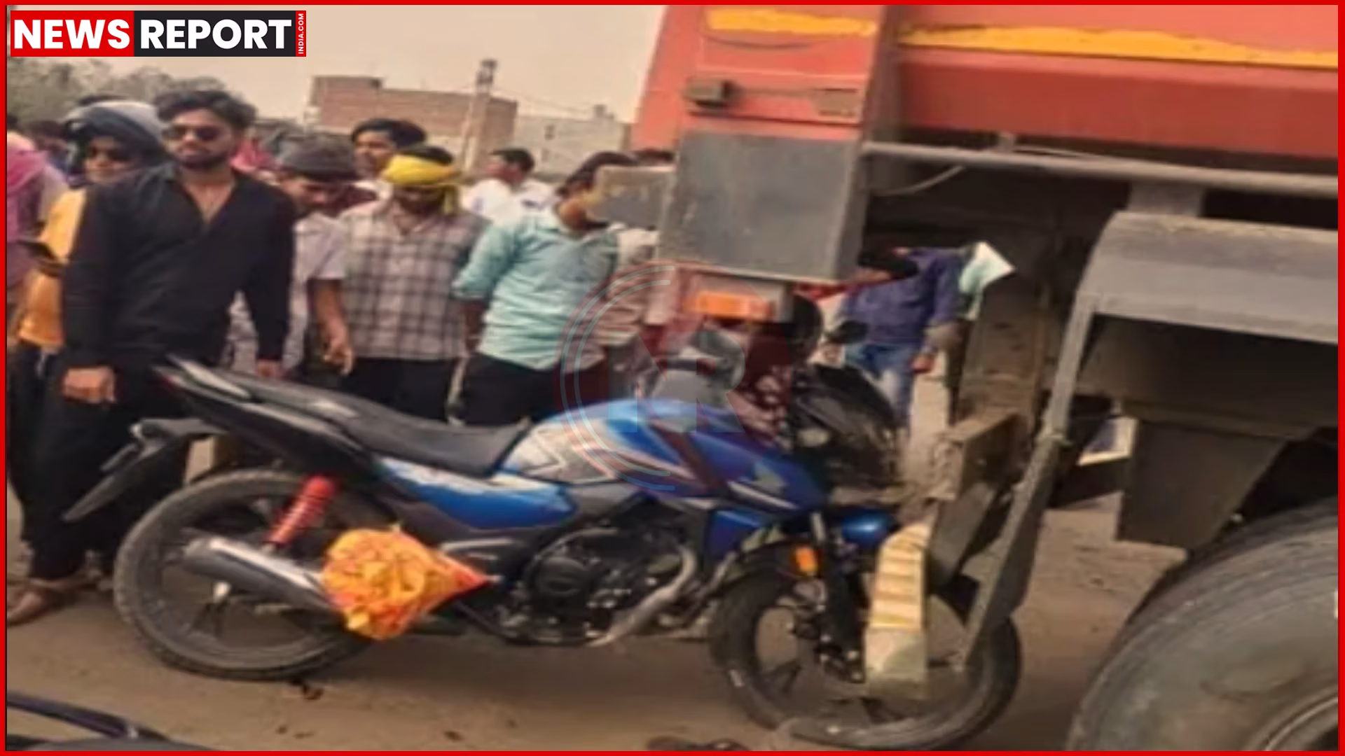 एनएच-19 पर दुर्घटनाग्रस्त बाइक और ट्रक के पास जमा भीड़, पुलिस मौजूद