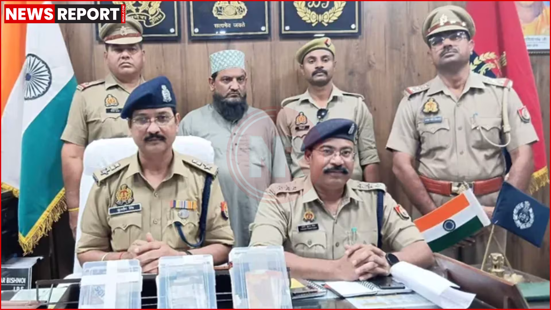 संभल में नकली नोटों के साथ गिरफ्तार आरोपी शराफत हुसैन और बरामद जाली नोट