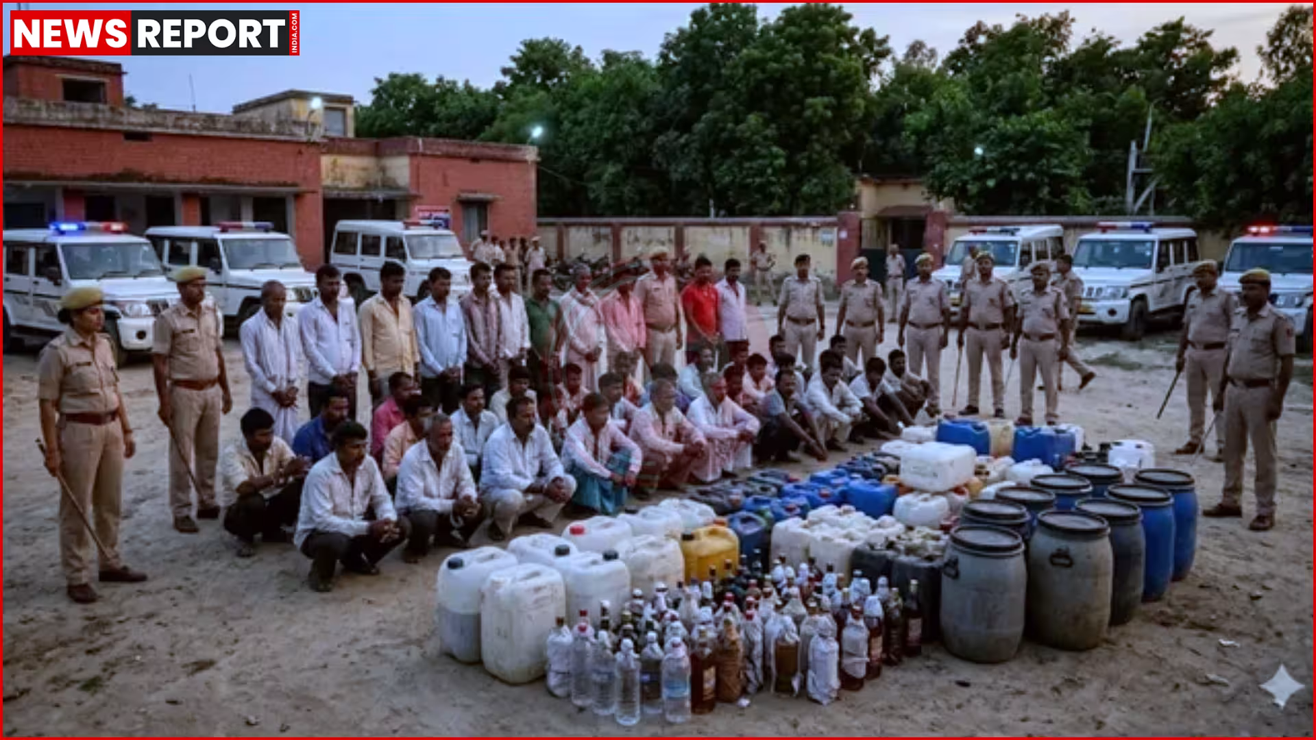 सारण में पुलिसकर्मी जब्त की गई शराब, गांजा और स्मैक के साथ खड़े हैं।