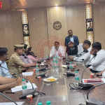 सतेंद्र बारी जनचौपाल में श्रमिकों से बातचीत करते हुए