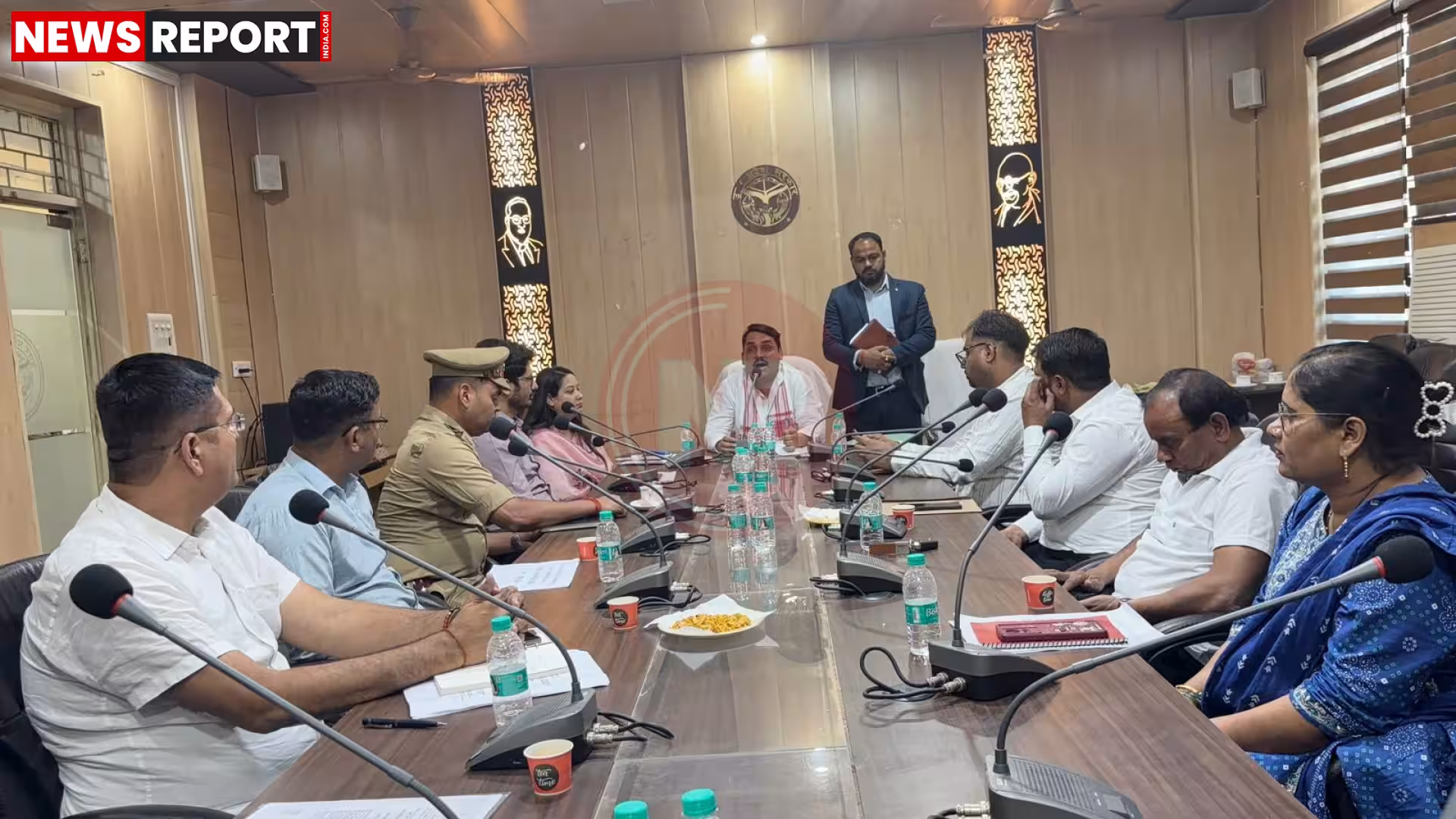 सतेंद्र बारी जनचौपाल में श्रमिकों से बातचीत करते हुए