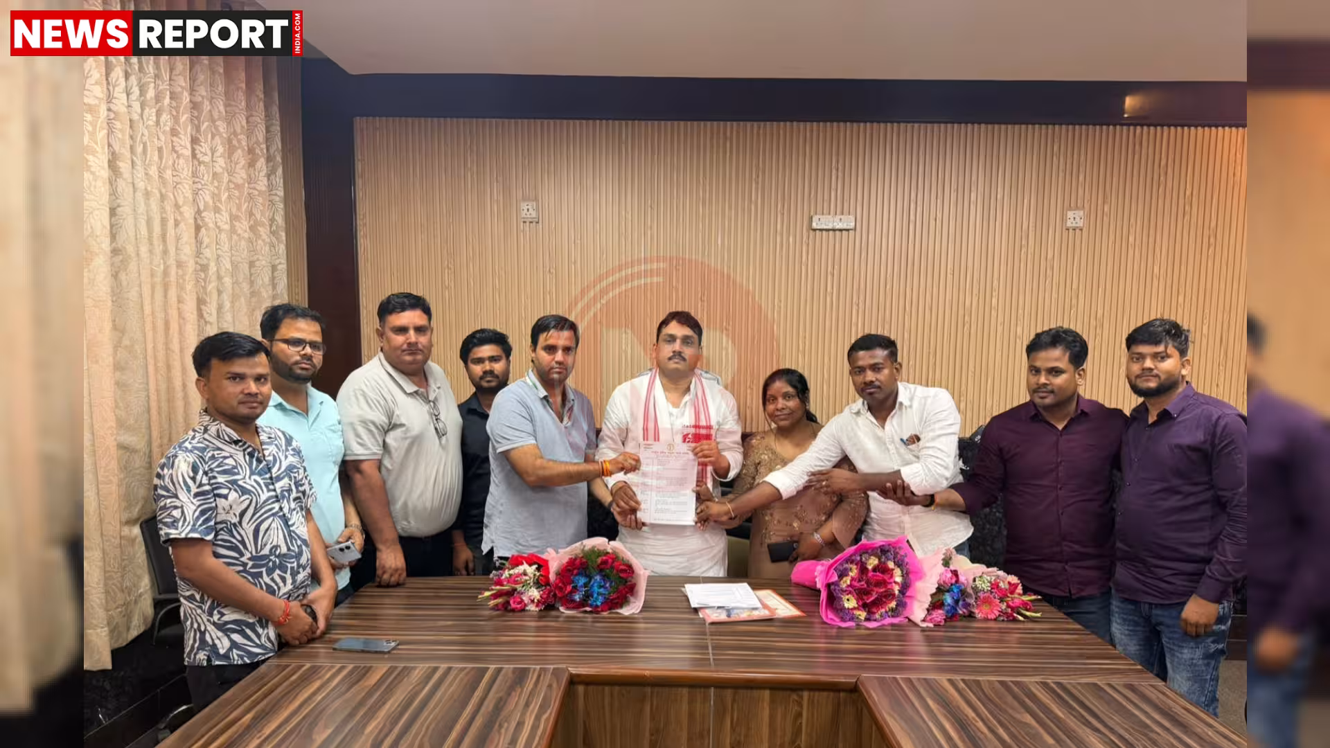 सत्येंद्र बारी ड्राइवरों के प्रतिनिधिमंडल से बात करते हुए