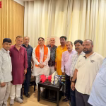 सत्येंद्र बारी बीनू जी श्रमिक प्रतिनिधियों से गंभीर चर्चा करते हुए