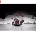 श्रावस्ती में महिला की संदिग्ध मौत के बाद घर के बाहर जांच करती पुलिस