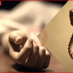 सोनभद्र में एक पेड़ के पास शोकाकुल परिवार का दृश्य