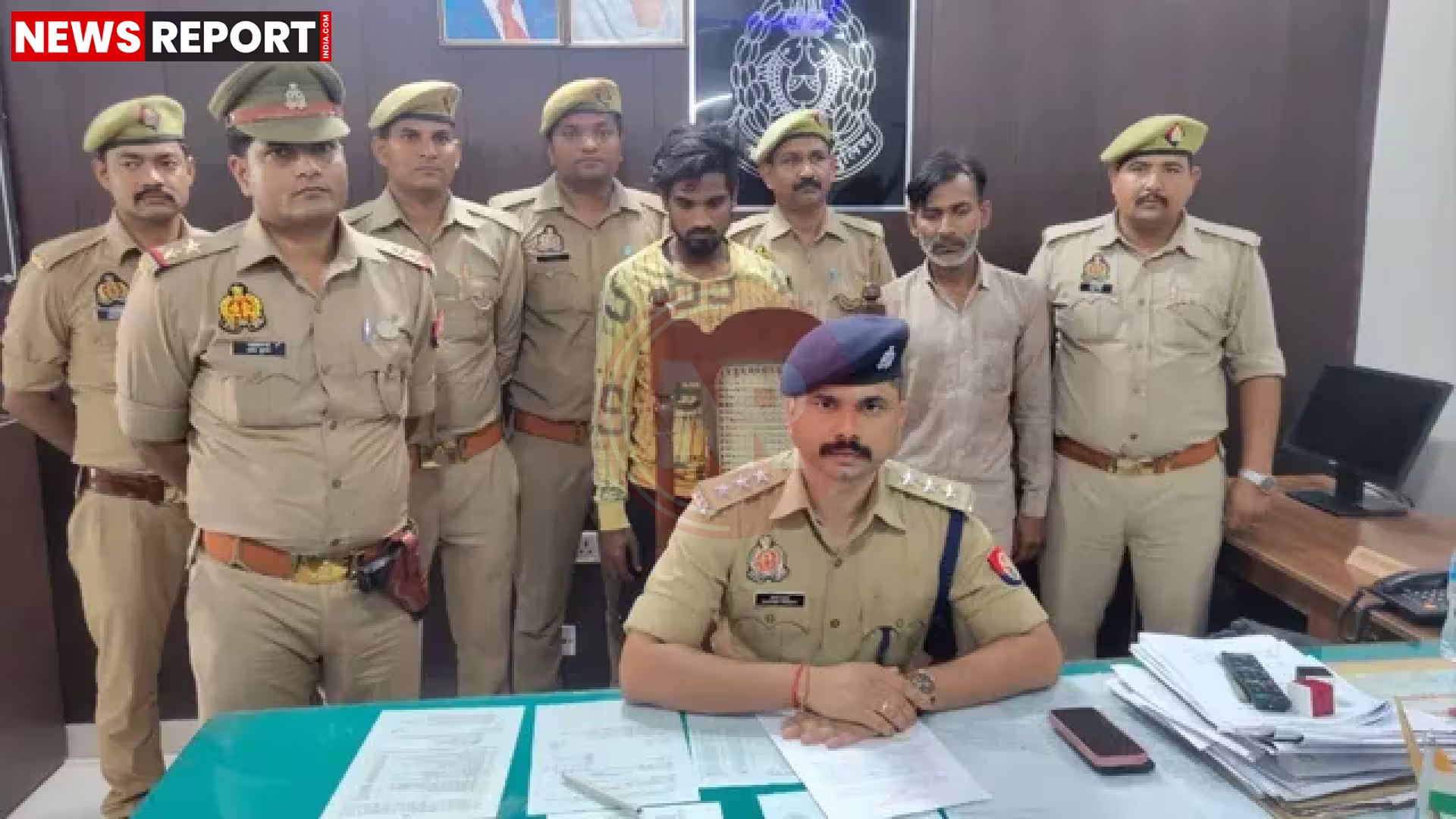 सुलतानपुर में बरामद किए गए 15.20 कुंतल गांजे के बोरों का ढेर और गिरफ्तार तस्कर