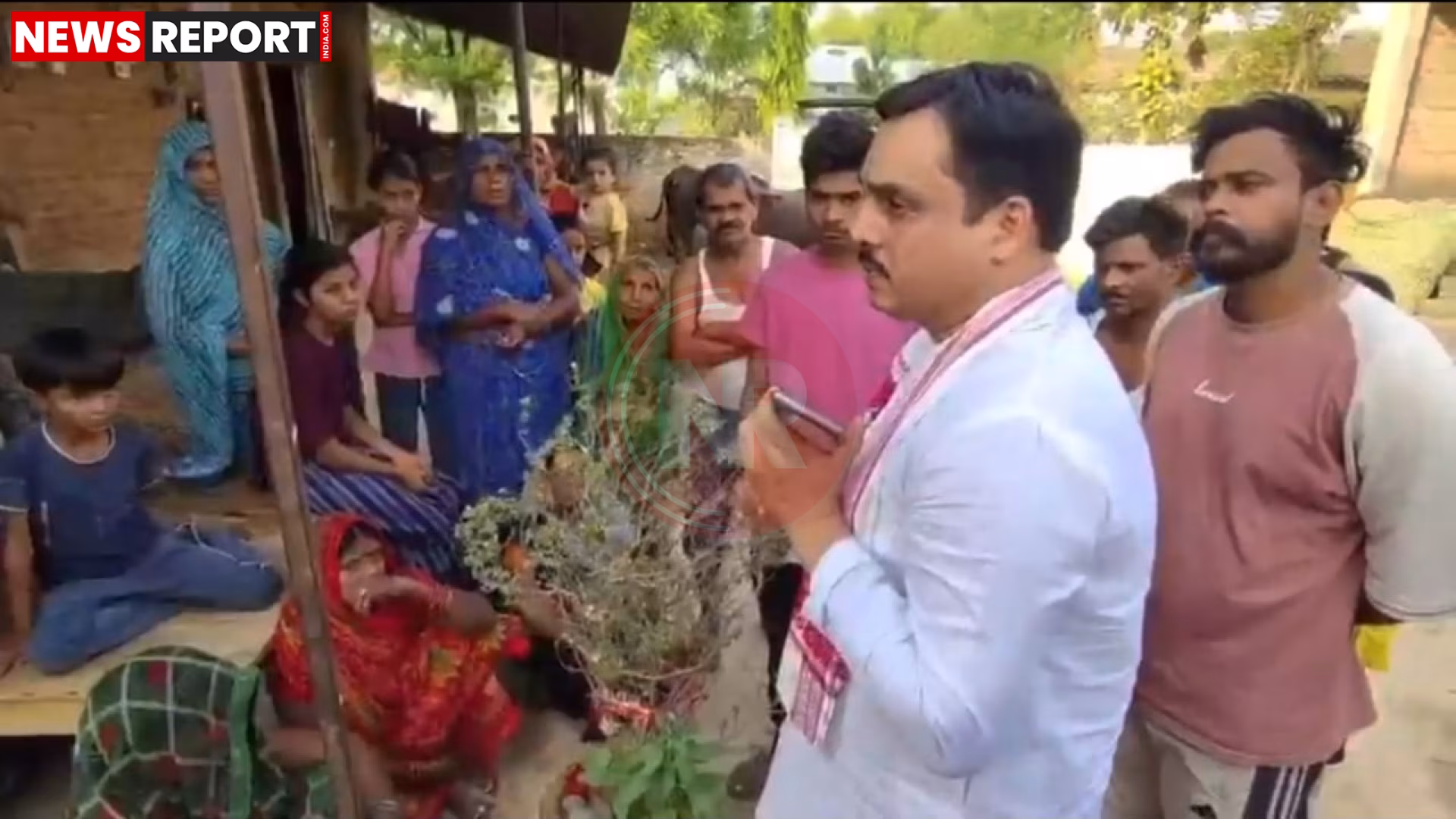 सतेंद्र बारी पीड़ित परिवार से मिलते हुए, उन्हें सांत्वना और सहायता देते हुए।