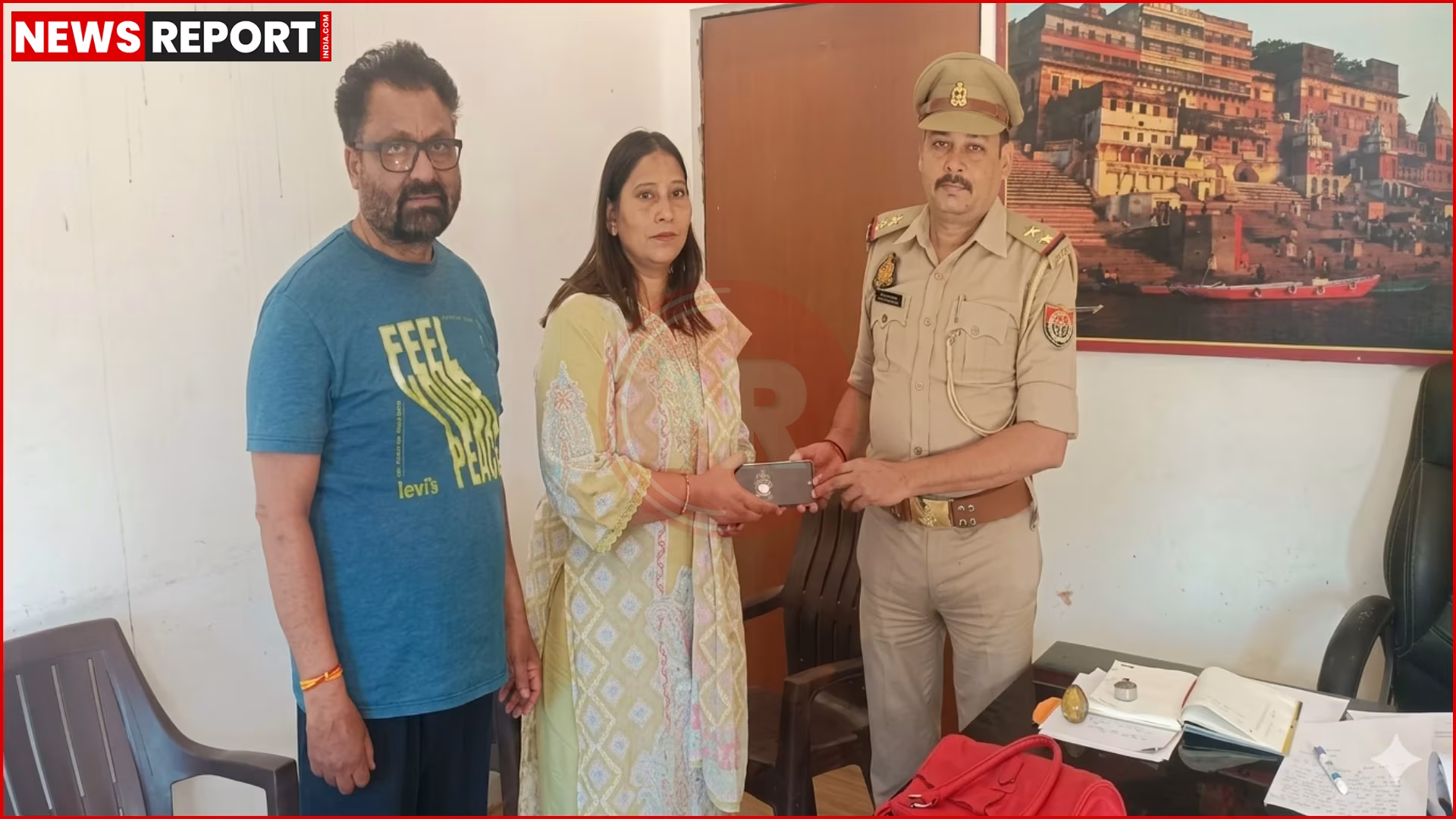 सुंदरपुर चौकी प्रभारी आदित्य मिश्रा एक महिला को उसका बरामद मोबाइल फोन सौंपते हुए