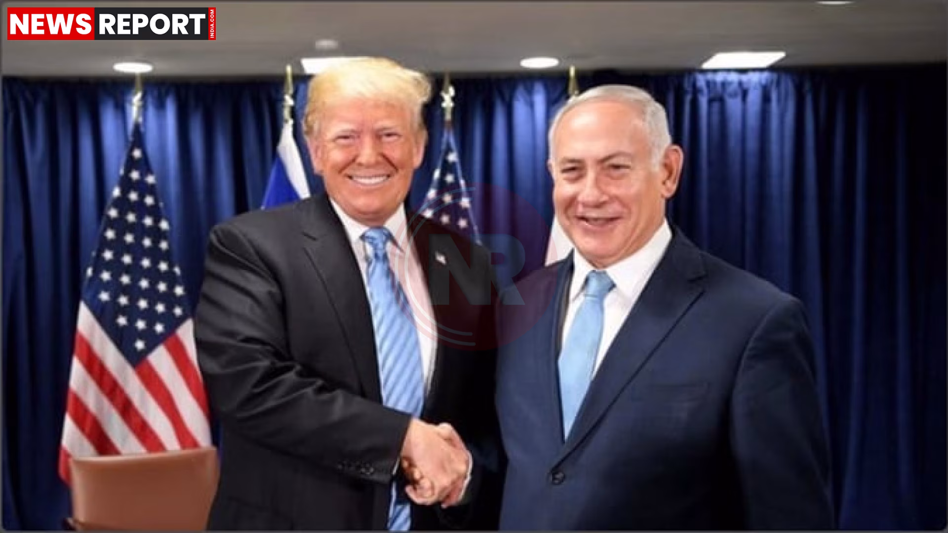 मध्य पूर्व के नक्शे के सामने डोनाल्ड ट्रंप इजरायल और अमेरिका के झंडों के साथ खड़े हैं।