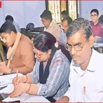 यूपी बोर्ड परीक्षा उत्तरपुस्तिकाओं का मूल्यांकन करते शिक्षक